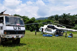 Un hélicoptère MI-8 des Casques bleus ukrainiens délivre des provisions au contingent indien dans l’est de la RD Congo. © Nazar Voloshyn/CC/Monusco