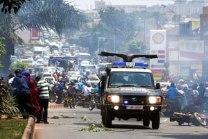 Heurts le 15 février 2016 à Kampala lors de l’arrestation de l’opposant ougandais Kizza Besigye. © Isaac Kasamani/AFP
