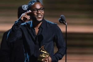 Kendrick Lamar reçoit le prix du meilleur album de rap, lors de la cérémonie des Grammy’s à Los Angeles, le 15 février 2016 © Robyn Beck / AFP