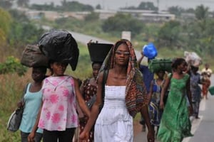 Des femmes fuient le quartier d’Abobo à Abidjan, en mars 2011 © Issouf Sanogo/AFP