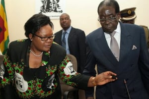 Joice Mujuru (à gauche) et Robert Mugabe (à droite) à un metting du parti ZANU-PF, le 24 octobe 2014, à Harare au Zimbabwe © AFP