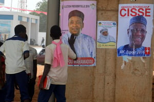 Des affiches électorales dans une rue de Niamey, le 30 janvier 2016. © AFP