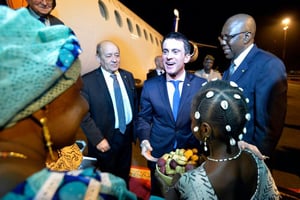 Le Premier ministre malien Modibo Keita (d) regarde son homologue français Manuel Valls (C) et le ministre français de la Défense Jean-Yves Le Drian (G). © AFP