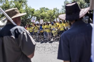 Un cordon de barbelés pour séparer les manifestants pro-fermiers de leurs rivaux, le 19 février 2016 à Parys (Centre) en Afrique du Sud © AFP