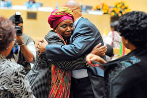 En juillet 2012, après l’annonce de sa victoire face à Jean Ping. Divorcés depuis 1998, Jacob Zuma et son ex-épouse ont conservé de bonnes relations. © SIMON MAINA/AFP