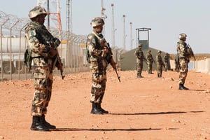 Soldats de l’ANP en faction devant le site gazier d’In Amenas, en janvier 2013. © LOUAFI LARBI/REUTERS