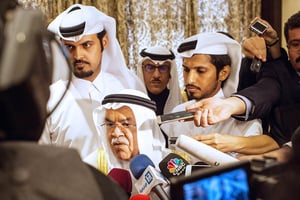 Ali al-Naïmi, le ministre saoudien du Pétrole (au centre), à Doha, le 16 février. © OLYA MORVAN/AFP