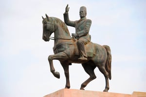 La statue équestre de Habib Bourguiba, à La Goulette, près de Tunis. © DR