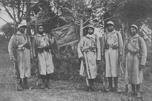 Le 43e bataillon de tirailleurs sénégalais avec un fanion portant l’inscription « Douaumont 1916 ». © CC/Wikimedia commons
