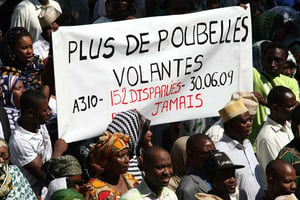 Rassemblement lors d’une commémoration en mémoire des victimes du crash de la Yemenia à Marseille en 2009. © Claude Paris / AP / Sipa