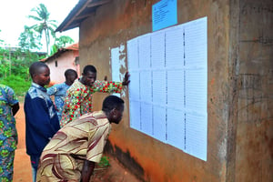 Des électeurs béninois à Porto-Novo, en mars 2011. © Valentin Salako/AP/SIPA