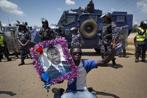 Un militant brandit une photo de Kizza Besigye à Kampala le 16 février 2016. © Ben Curtis / AP / Sipa