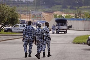 Des policiers ivoiriens à Abidjan, en octobre 2015. © Schalk van Zuydam/AP/SIPA