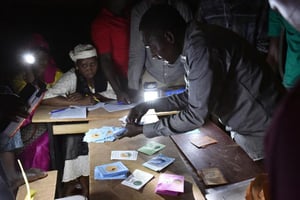 Dans un bureau de vote de Niamey, le 21 février 2016. © AFP/issouf Sanogo