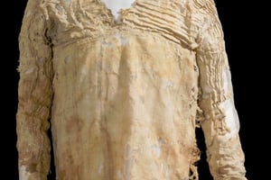 La Robe Tarkhan, vieille de plus de 5000 ans © Petrie Museum of Egyptian Archaeology,University College London (UC28614B1)