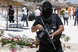Un policier tunisien monte la garde devant un hôtel de luxe à Sousse (nord-est), en Tunisie, le 24 juillet 2015. © Abdeljalil Bounhar/AP/SIPA