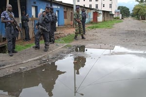 Des policiers et des soldats gardent une rue de Bujumbura. © AP / SIPA