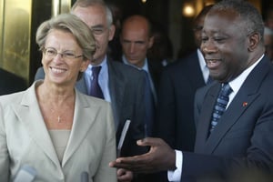 Michel Alliot-Marie avec Laurent Gbagbo, le 15 septembre 2003 à Abidjan. © SCHALK VAN ZUYDAM/AP/SIPA