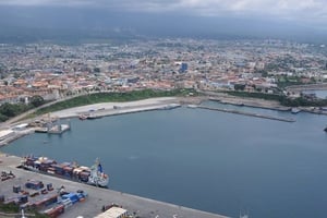 Vue aérienne du port de Malabo. © Renaud Van Der Meeren / les Éditions du Jaguar