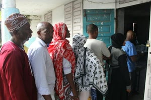 La queue dans un bureau de vote pour les élections présidentielles aux Comores, le 21 février 2016. © Ibrahim Youssouf / AFP