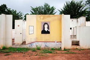 Les vestiges du lycée René-Descartes (ici en juillet 2015), devenu en 2002 une base de l’opération Licorne, bombardée le 6 novembre 2004. © PHILIPPE GUIONIE/MYOP POUR J.A.