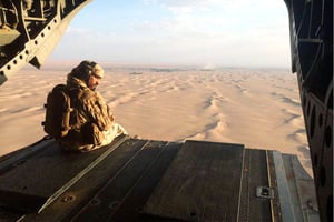 Un soldat émirati à bord d’un hélicoptère CH-47 Chinook survolant le territoire yéménite, le 17 septembre 2015. © ADAM SCHRECK/AP/SIPA