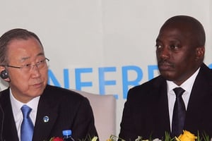 Ban Ki-moon et Joseph Kabila lors de la conférence sur l’investissement privé dans la région des Grands lacs le 24 février à Kinshasa. © John Bompengo/AP/SIPA