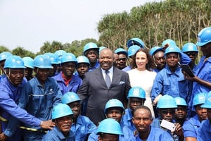 Ali Bongo Ondimba a annoncé sa candidature depuis depuis un chantier de construction dans la localité forestière d’Ozouri, le 29 février., en compagnie de son épouse. © Presse présidentielle – DCP