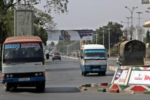 L’armée patrouille dans un quartier de Bujumbura, la capitale du Burundi, le 2 août 2015. © Landry Nshimiye/AFP