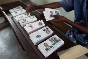 Des bulletins de vote lors de la présidentielle de 2002 au Congo-Brazzaville. © Christine Nesbit/AP/SIPA