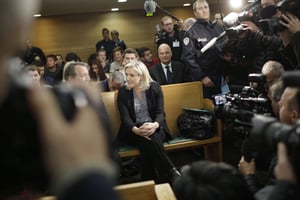 Marine Le Pen devant le tribunal de Lyon pour incitation à la haine raciale, le 20 octobre 2015. © Laurent Cipriani/AP/SIPA