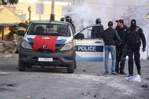 Policiers rassemblés dans la ville d’Ennour, dans le nord-est de la Tunisie, le 20 janvier 2016 © Moncef Tajouri/AP/SIPA