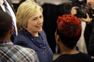 Hillary Clinton avec la mère de Michael Brown, en décembre 2015. © Jeff Roberson/AP/SIPA