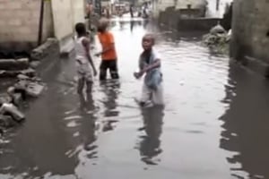 Des inondations dans le quartier de Mombele, près de Kinshasa. © Capture d’écran / Youtube