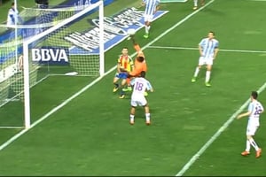 Carlos Kameni détourne le ballon dans ses propres filets. © BeIn Sports