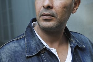 N’hésitant pas à briser les tabous, l’écrivain algérien, Kamel Daoud, est connu pour ses critiques acerbes du rapport des musulmans avec leur religion . © Vincent Fournier pour Jeune Afrique