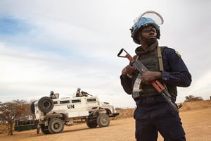 Après l’attaque du 12 février contre le camp de Kidal, au cours de laquelle sept Guinéens ont été tués. © UN PHOTO/MARCO DORMINO
