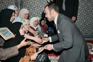 Le roi Mohammed VI dans un cours d’alphabétisation pour femmes dans une mosquée. © PR