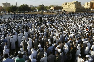 Rassemblement lors des obsèques de l’influent leader islamiste soudanais Hassan al-Tourabi à Khartoum, le 6 mars 2016. © Ashraf Shazly/AFP
