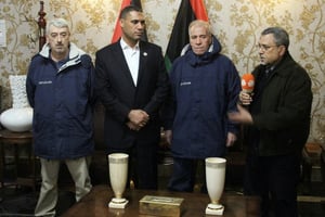 Le ministre des Affaires étrangères de Libye Ali Ali Abu Zakouk (d) avec Gino Pollicardo (g) et Filippo Calcagno (2e d), avant leur départ de Libye, le 6 mars 2016 . © Stringer/AFP