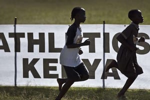 Deux athlètes juniors participent au « Discovery cross country championship » à Eldoret, dans l’ouest du Kenya, le 31 janvier 2016. © Ben Curtis / AP / SIPA