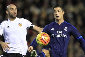 Aymen Abdennour (Valence) confronté à Cristiano Ronaldo (Real Madrid), le 3 janvier 2016 au Mestalla Stadium. © Alberto Saiz / AP / SIPA