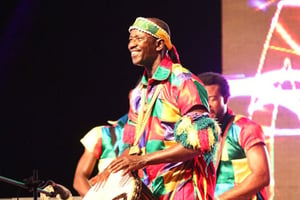 Le percusionniste burkinabè Adama Dramé lors de la cérémonie d’ouverture du MAsa 2016, le  5 mars à Abidjan. © DR / Facebook