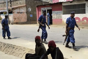 Une patrouille de police dans le quartier de Musaga, foyer de la contestation à Bujumbura, le 20 juillet 2015 © Jerome Delay/AP/SIPA