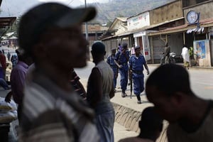 Patrouille de police dans le quartier de Musaga, à Bujumbura, la capitale burundaise, le 20 juillet 2015. © Jerome Delay/AP/SIPA