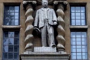 La statue de Cecil Rhodes devant le Oriel College à Oxford. © Steve Parsons/AP/SIPA