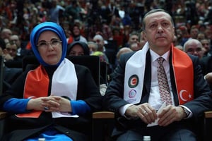 Emine Erdogan et son mari, le président turc, à un rassemblement de syndicats de femmes, à Ankara, le 7 mars 2016. © Murat Cetinmuhurdar / AP / SIPA