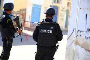 Policiers tunisiens postés à Ben Guerdane (est) après les attaques jihadistes qu’a connues cette région. © Feres Najar/AP/SIPA