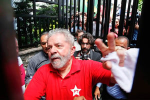 Remerciant ses partisans, le 5 mars, devant sa maison de Sao Bernardo 
do Campo. La veille, la police avait débarqué chez lui sans crier gare. © ANDRE PENNER/AP/SIPA