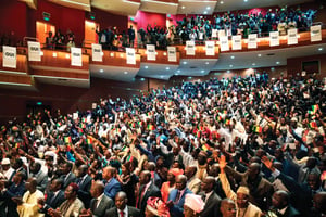 Devant ses partisans, le 7 mars à Dakar, le président promet de « soulever bien haut » ses adversaires et de « les jeter à terre ». © APR